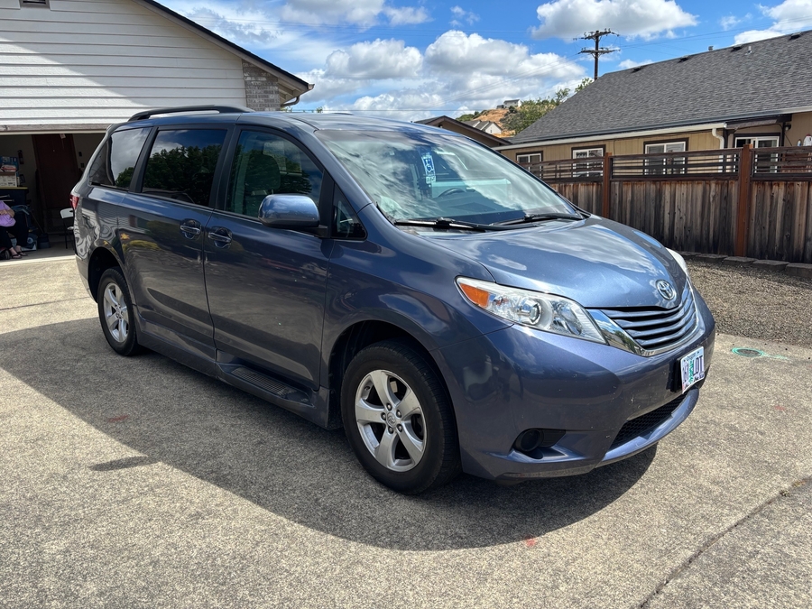 Used 2015 Toyota Sienna LE - BraunAbility Side Entry Fold Out Automatic Ramp