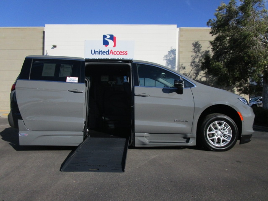 New 2025 Chrysler Pacifica Select Safety - BraunAbility Side Entry Entry Fold Out Automatic Ramp