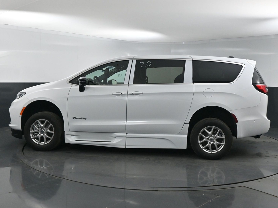 New 2025 Chrysler Pacifica SELECT PLUS - BraunAbility Side Entry Entry In Floor Automatic Ramp
