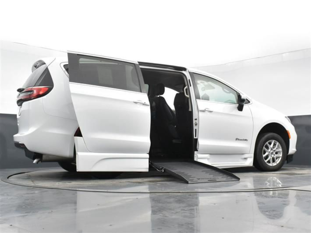 White Chrysler Pacifica image number 19