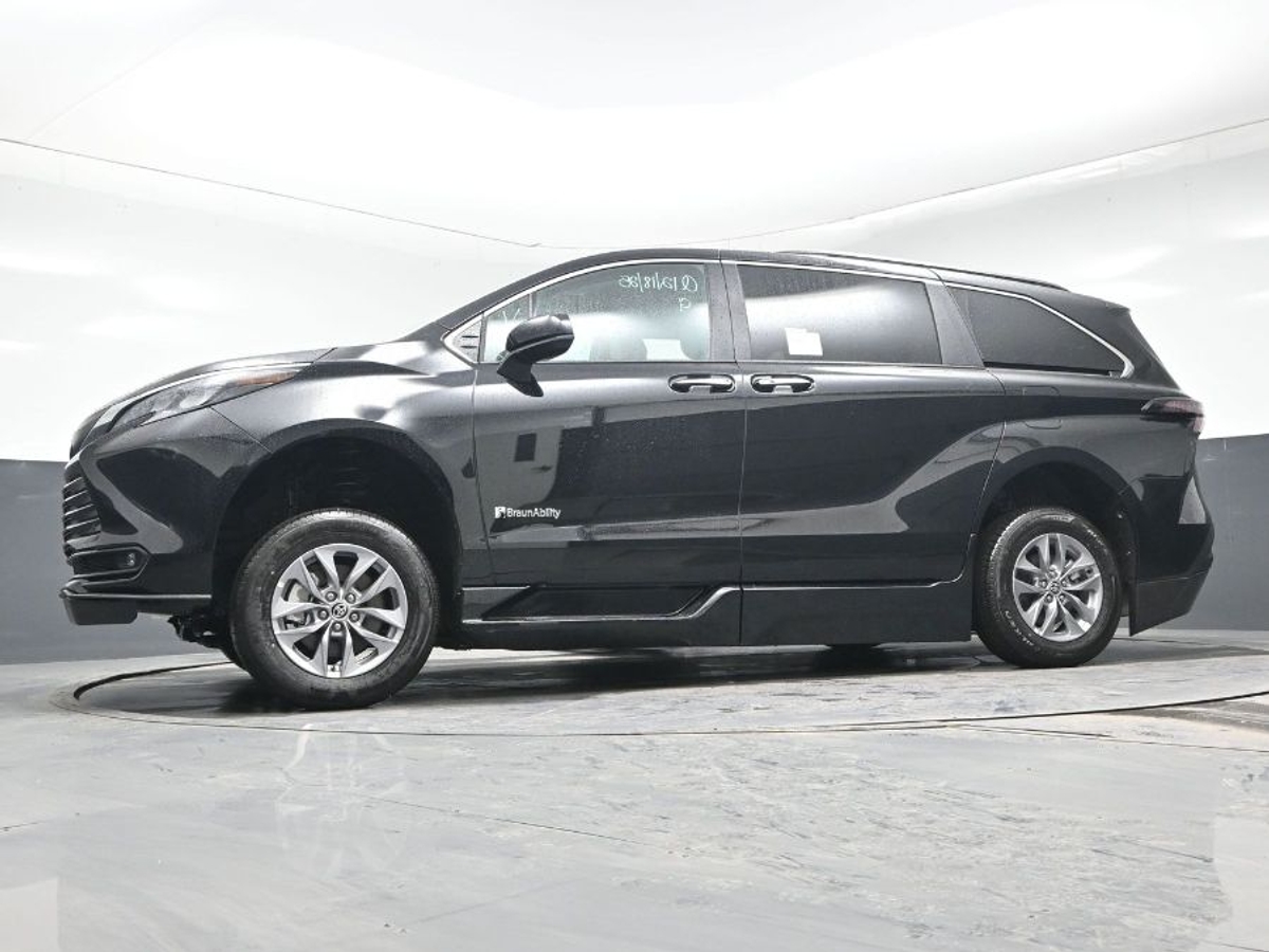 Black Toyota Sienna image number 22