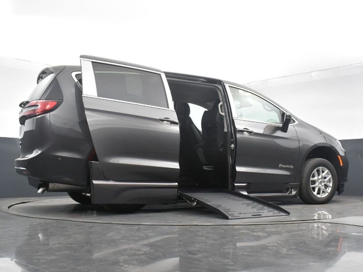 Grey Chrysler Pacifica image number 1