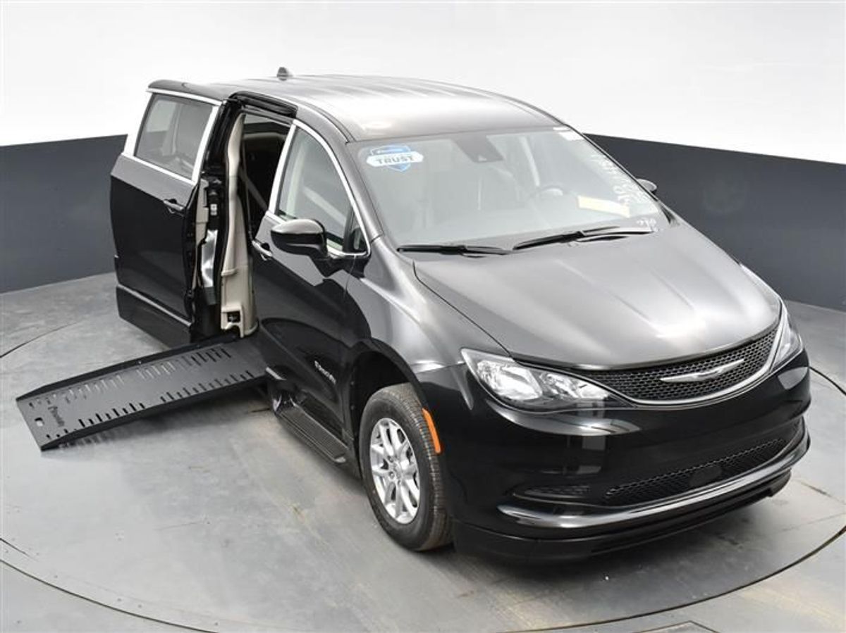 Black Chrysler Voyager image number 2