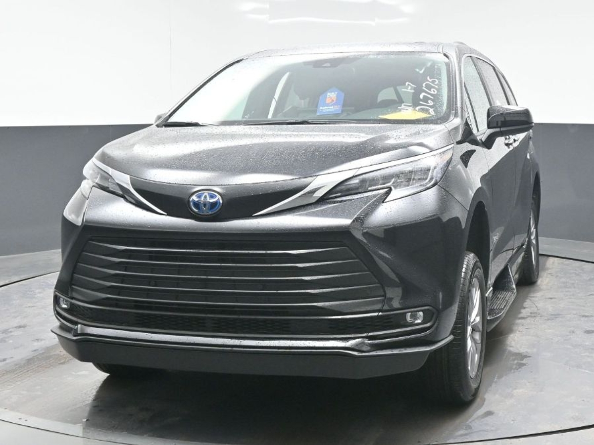 Black Toyota Sienna image number 11