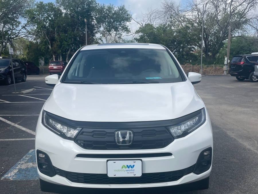White Honda Odyssey image number 2