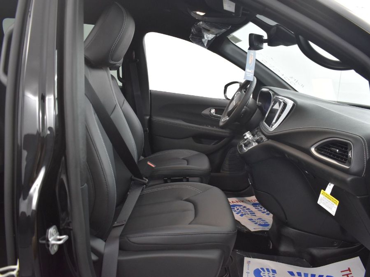 Black Chrysler Pacifica image number 8