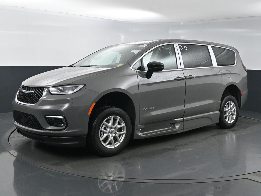 New 2025 Chrysler Pacifica Select Safety - BraunAbility Side Entry Entry In Floor Automatic Ramp