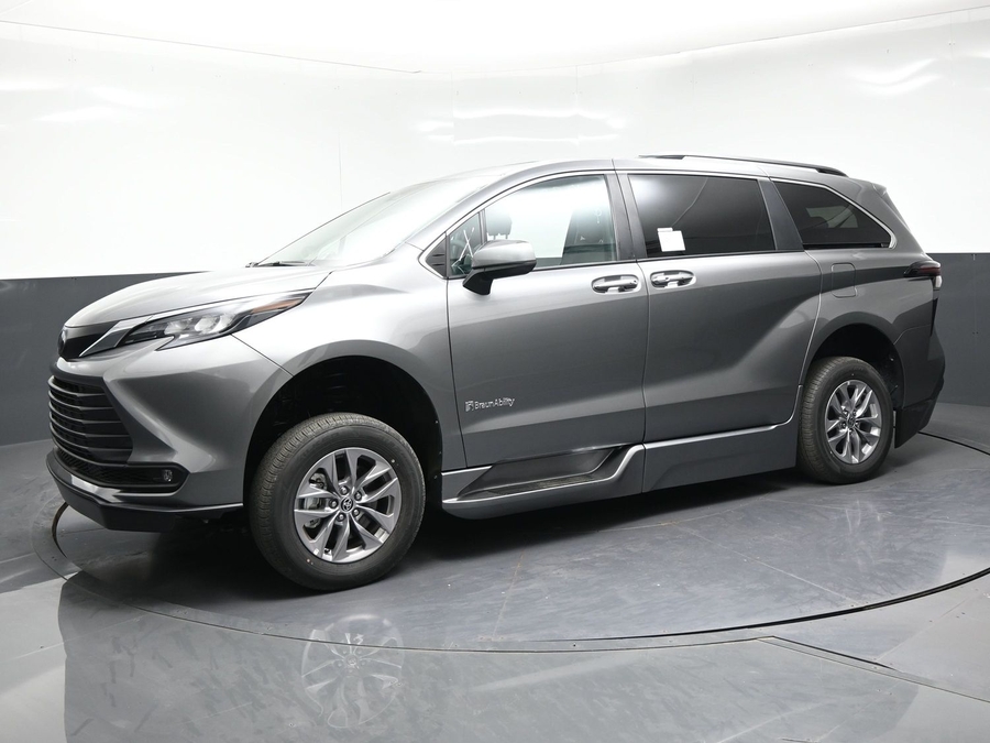 New 2026 Toyota Sienna Hybrid XLE Add - BraunAbility Side Entry Fold Out Automatic Ramp