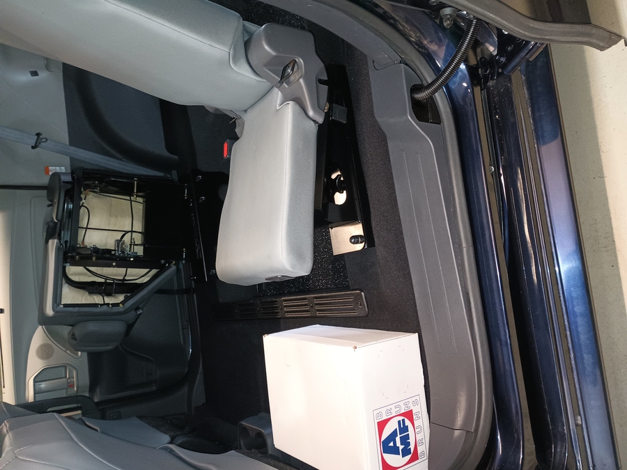 Blue Toyota Sienna image number 17