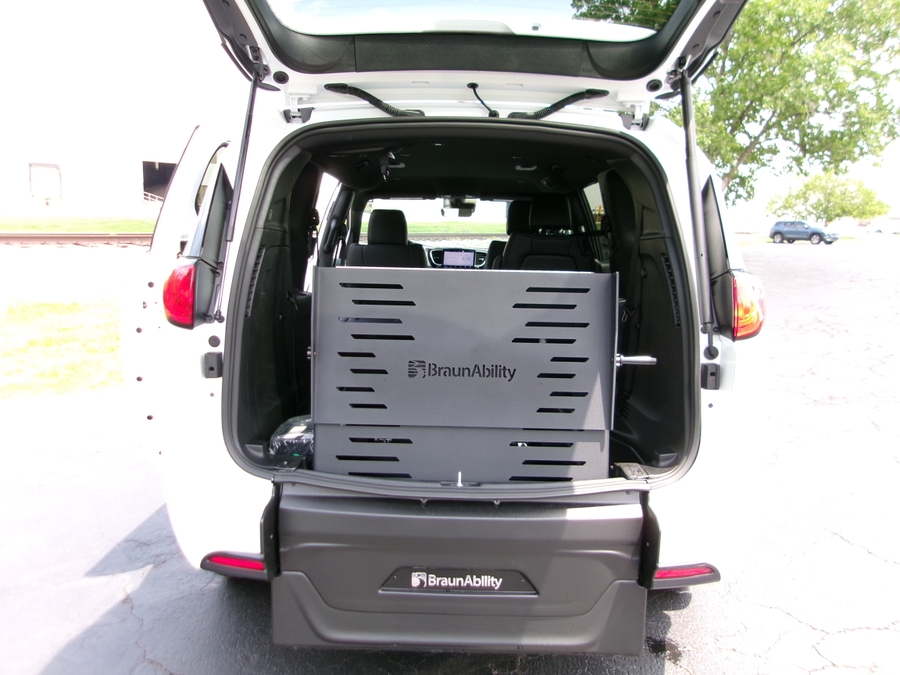 White Chrysler Voyager image number 5