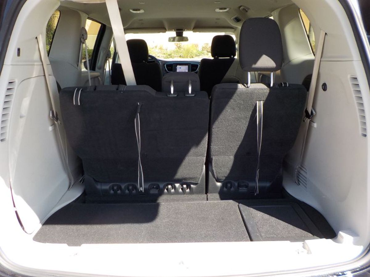 Black Chrysler Voyager image number 40