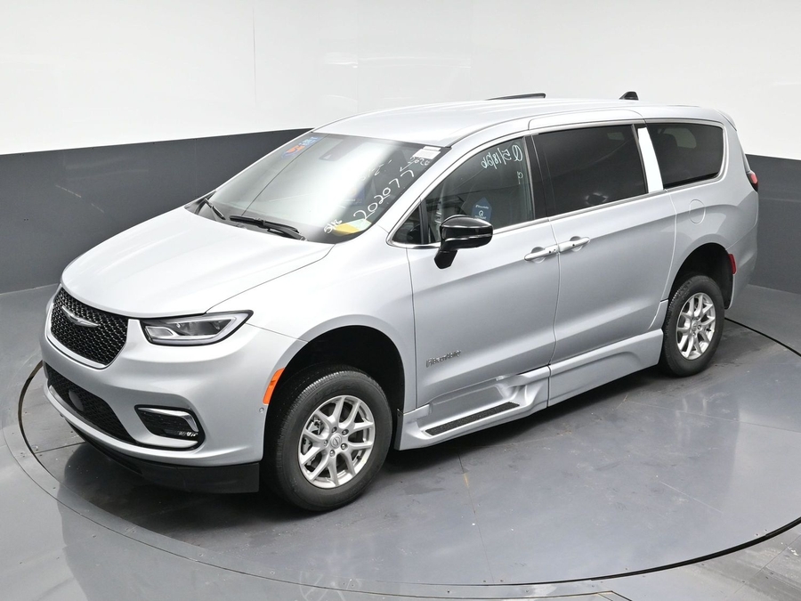New 2026 Chrysler Pacifica Select Safety - BraunAbility Side Entry Entry Fold Out Automatic Ramp