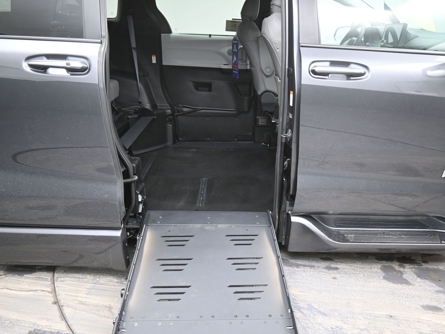 New 2025 Toyota Sienna Hybrid XLE Plus - BraunAbility Side Entry Entry Fold Out Automatic Ramp