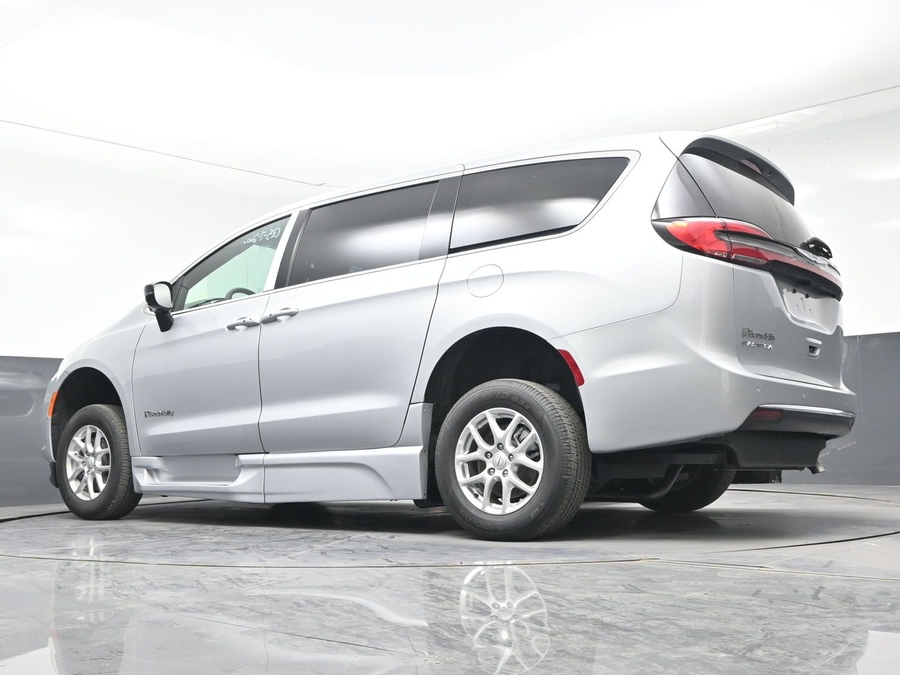 Silver Chrysler Pacifica image number 21