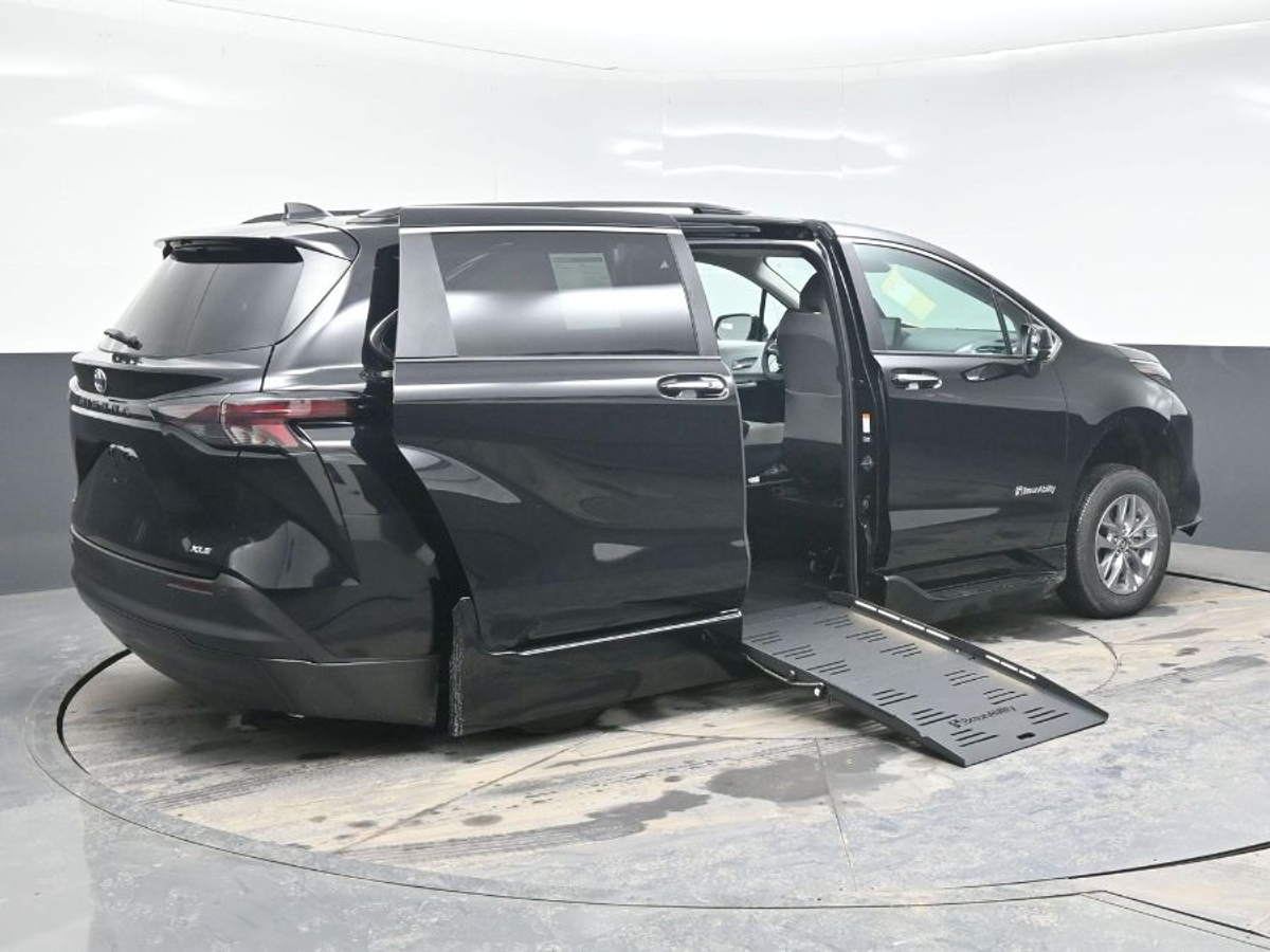 Black Toyota Sienna image number 6