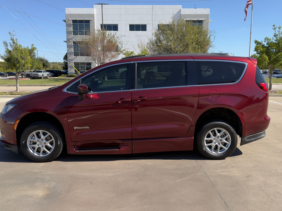 Used 2021 Chrysler Voyager LXi - BraunAbility Side Entry Entry In Floor Automatic Ramp