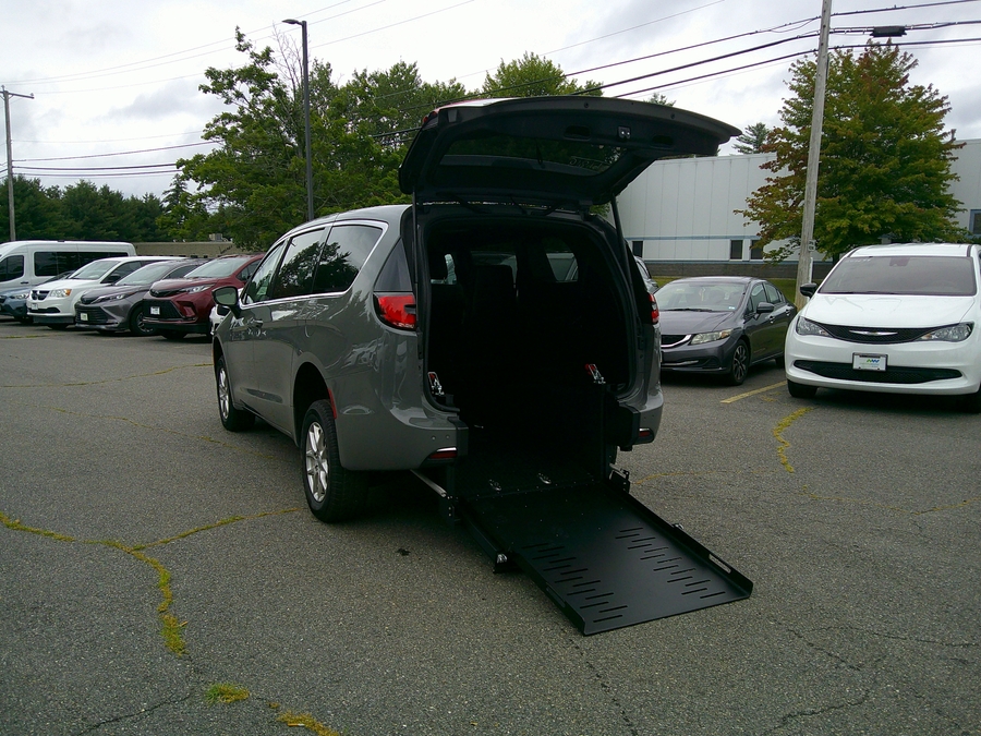 Grey Chrysler Pacifica image number 2