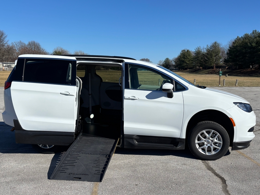 Used 2021 Chrysler Voyager LXi - BraunAbility Commercial Side Entry Entry Fold Out Manual Ramp