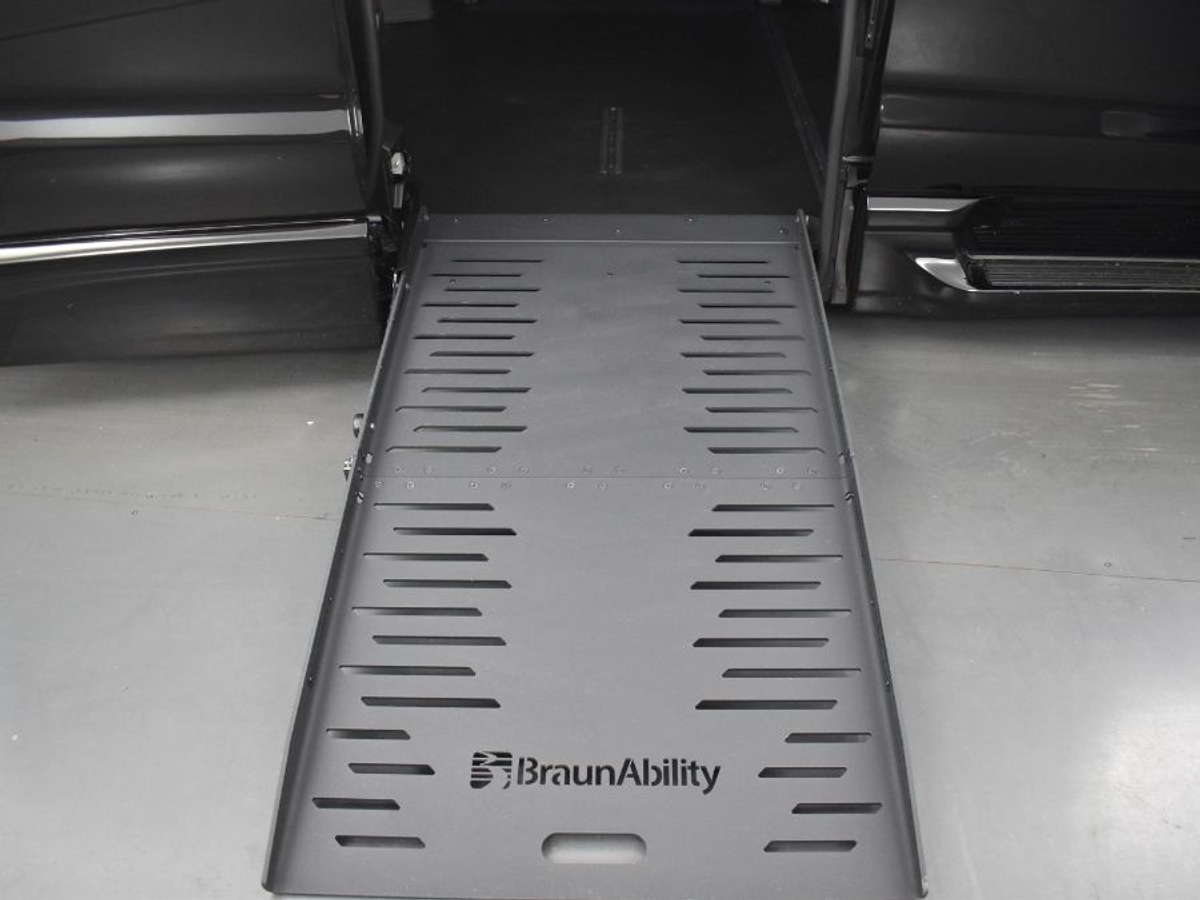 Black Chrysler Pacifica image number 10