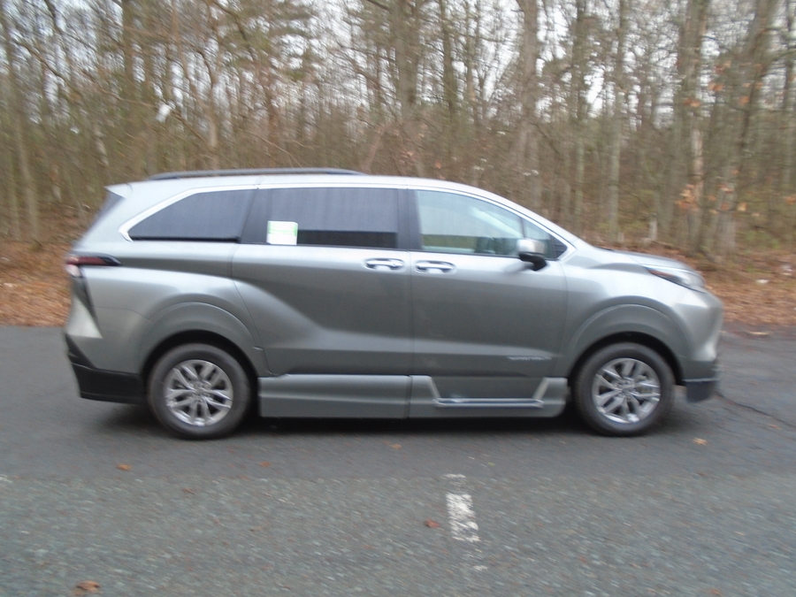 Grey Toyota Sienna image number 10