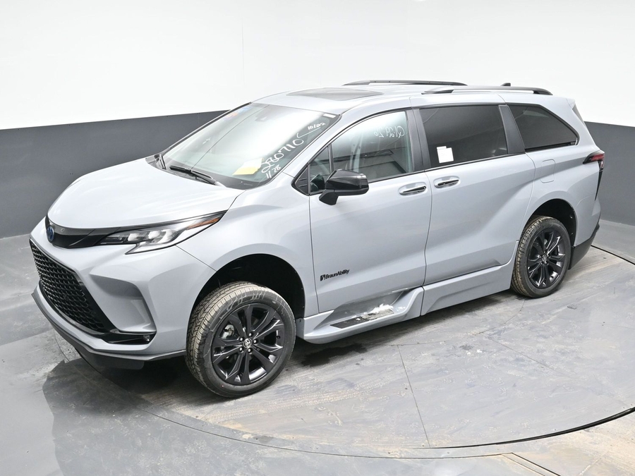 New 2025 Toyota Sienna Hybrid XSE Sport - BraunAbility Side Entry Entry In Floor Automatic Ramp