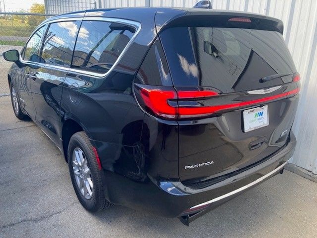 2026 Chrysler Pacifica Select's photo