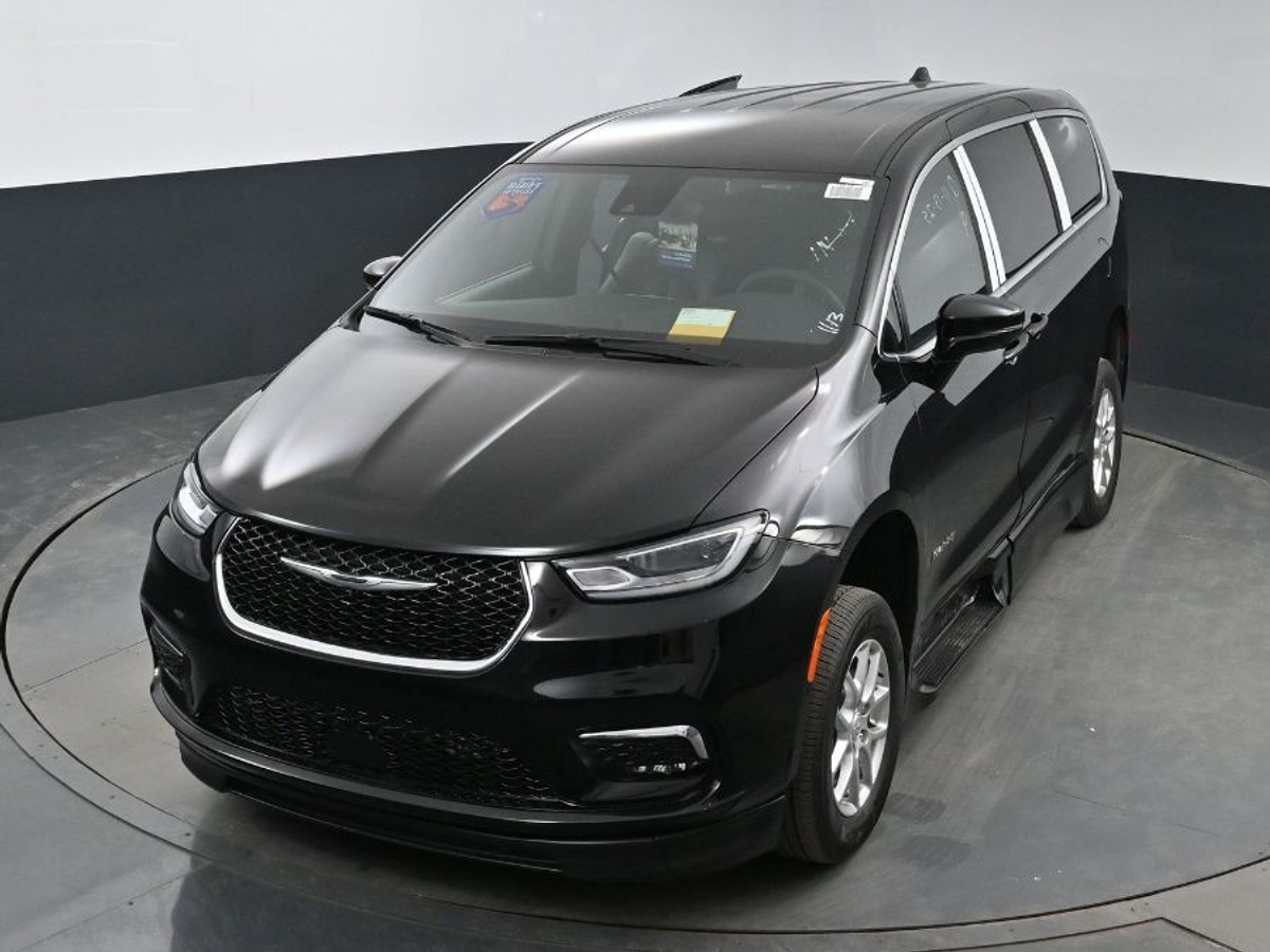 Black Chrysler Pacifica image number 23