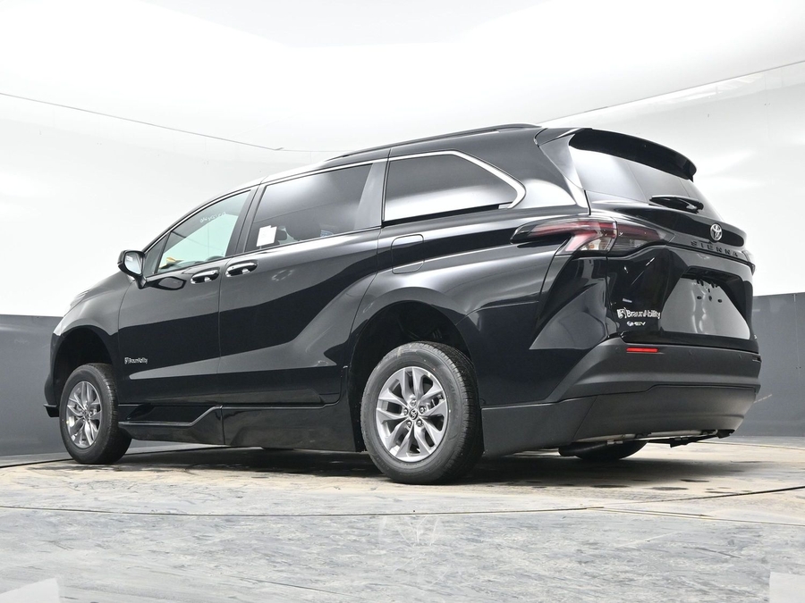New 2026 Toyota Sienna Hybrid XLE Base - BraunAbility Side Entry Entry Fold Out Automatic Ramp