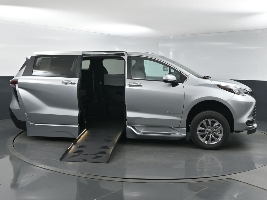 New 2025 Toyota Sienna Hybrid XLE Base - BraunAbility Side Entry Entry Fold Out Automatic Ramp