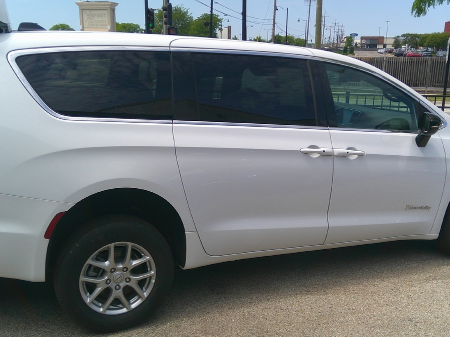 White Chrysler Voyager image number 7