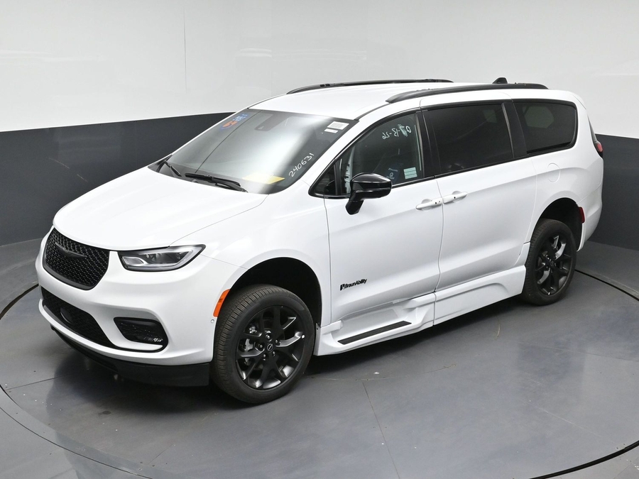 New 2026 Chrysler Pacifica Select Sport - BraunAbility Side Entry Fold Out Automatic Ramp