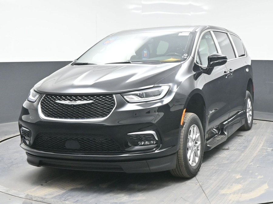 Black Chrysler Pacifica image number 1