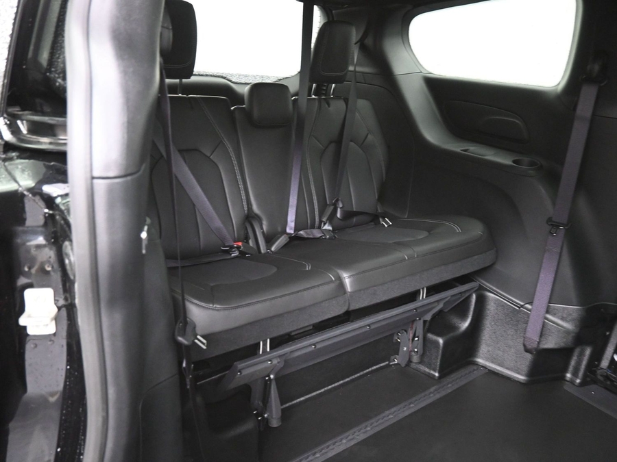 Black Chrysler Pacifica image number 2