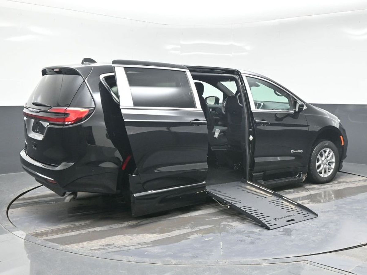 Black Chrysler Pacifica image number 5