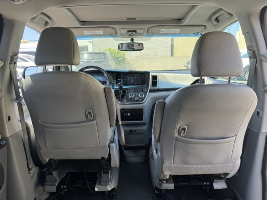 Grey Toyota Sienna image number 7