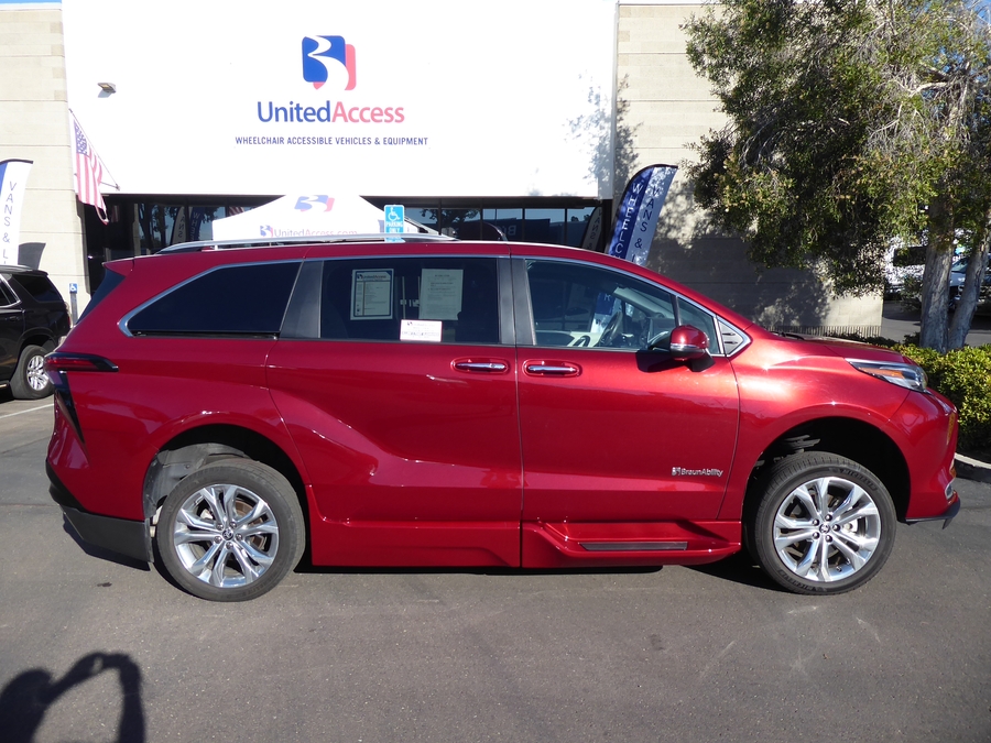 Used 2024 Toyota Sienna Hybrid Platinum - BraunAbility Side Entry In Floor Automatic Ramp