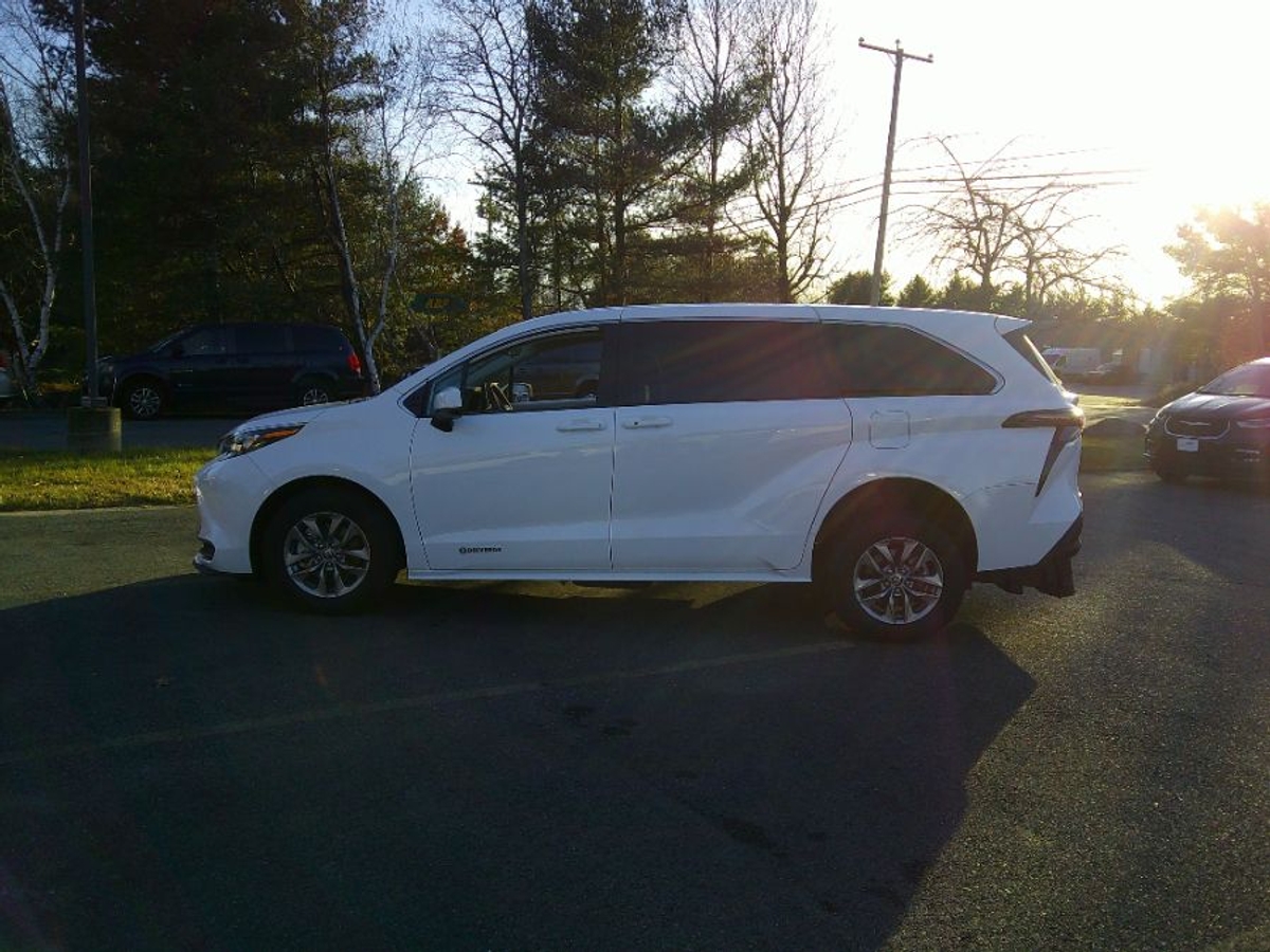 2025 TOYOTA SIENNA - Image 11