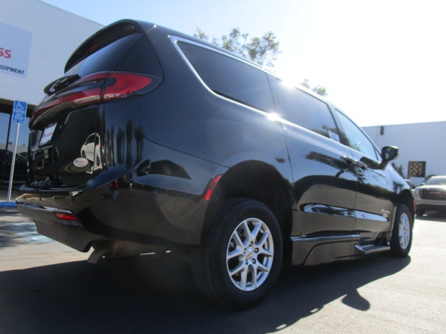 Used 2023 Chrysler Pacifica Touring L - BraunAbility Side Entry Entry In Floor Automatic Ramp