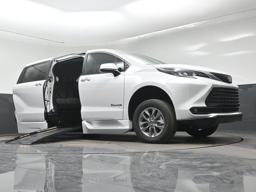 White Toyota Sienna image number 22