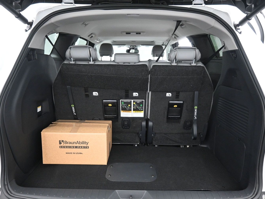 White Toyota Sienna image number 15