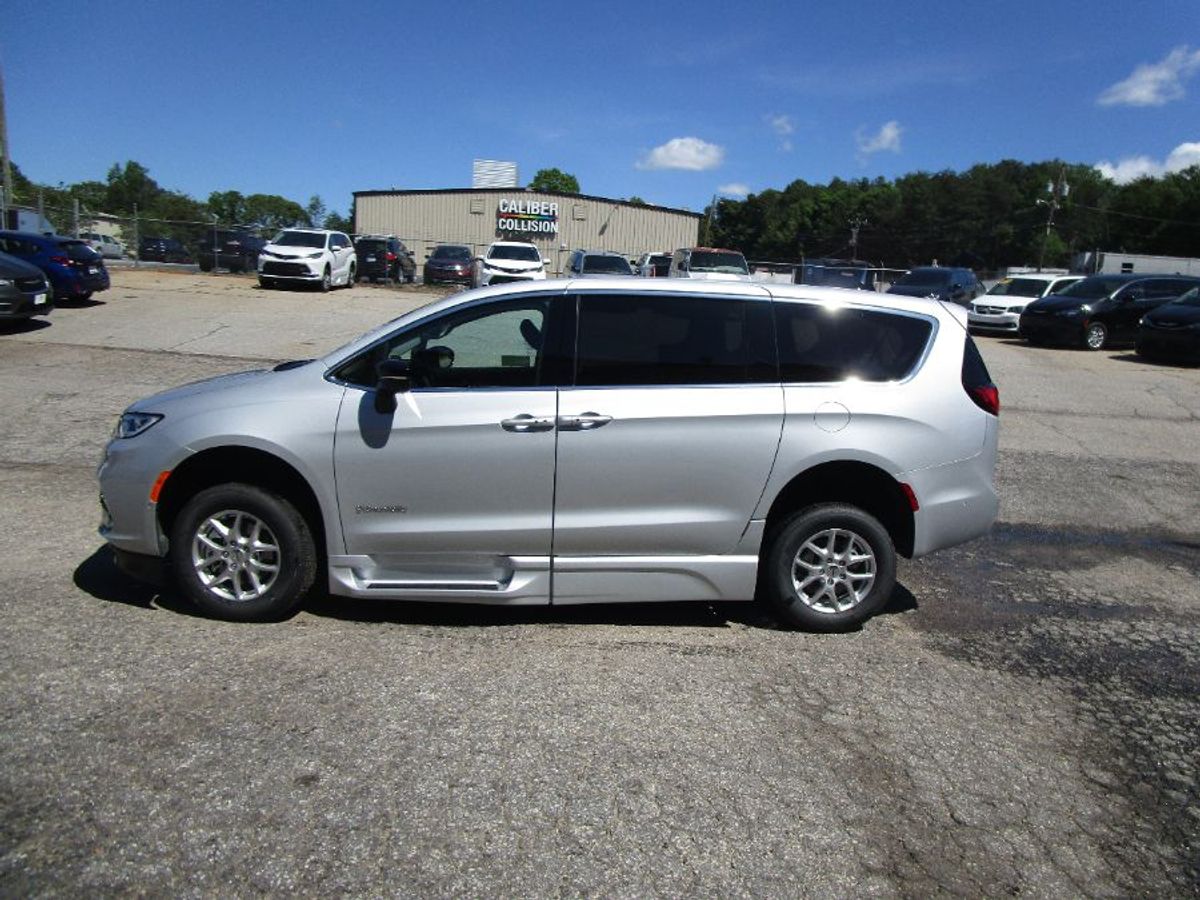 Silver Chrysler Pacifica image number 3
