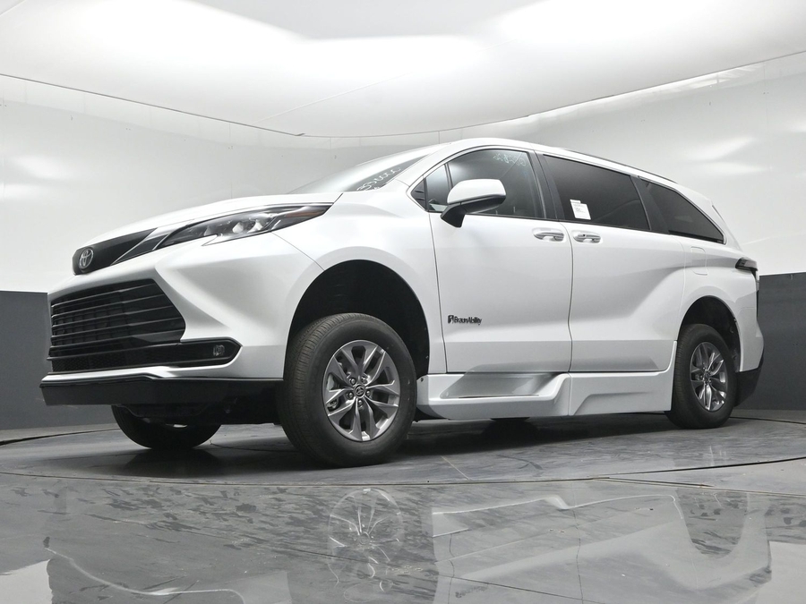 New 2026 Toyota Sienna Hybrid XLE Base - BraunAbility Side Entry Fold Out Automatic Ramp