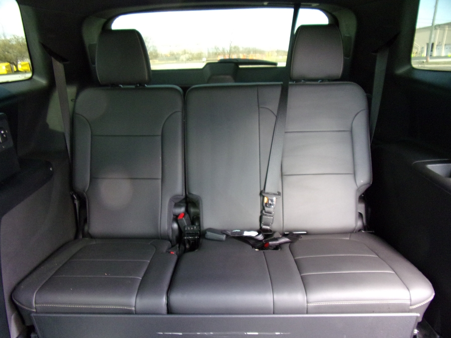 Black Chevrolet Traverse image number 15