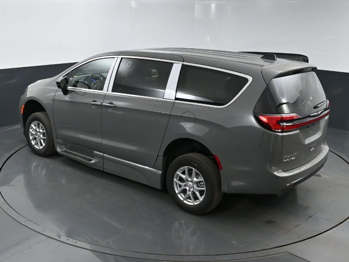 2025 CHRYSLER PACIFICA - Image 18