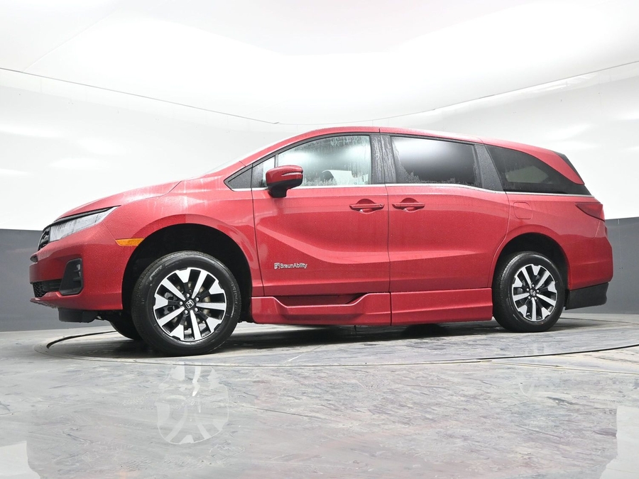 Red Honda Odyssey image number 16