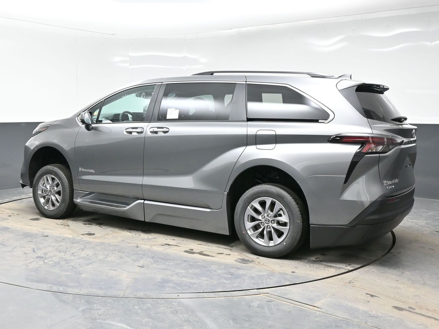 New 2026 Toyota Sienna Hybrid XLE Base - BraunAbility Side Entry Fold Out Automatic Ramp