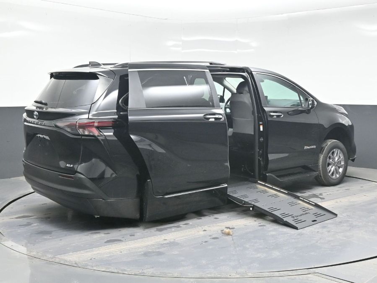 2025 TOYOTA SIENNA - Image 4