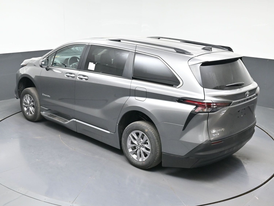 New 2026 Toyota Sienna Hybrid XLE Base - BraunAbility Side Entry In Floor Automatic Ramp