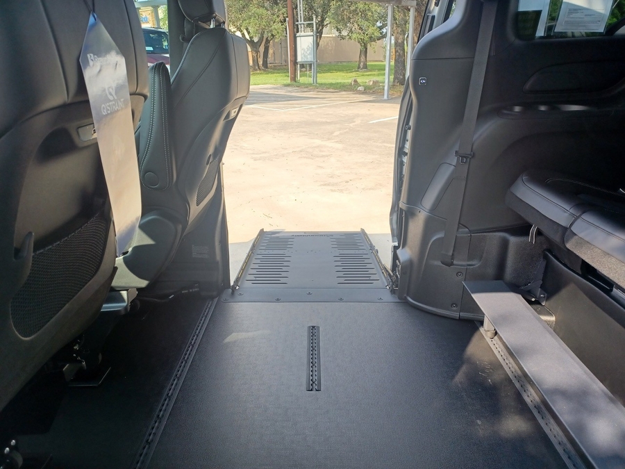 Silver Chrysler Pacifica image number 3