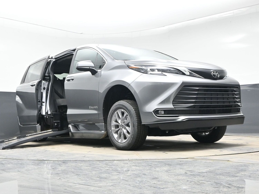 New 2026 Toyota Sienna Hybrid XLE Base - BraunAbility Side Entry Entry Fold Out Automatic Ramp